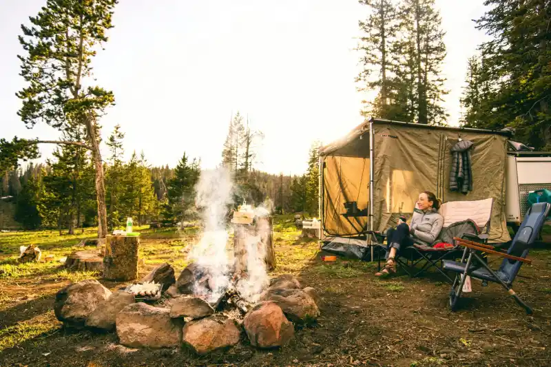 Husbil och campingmiljö som illustrerar val mellan ställplats och camping