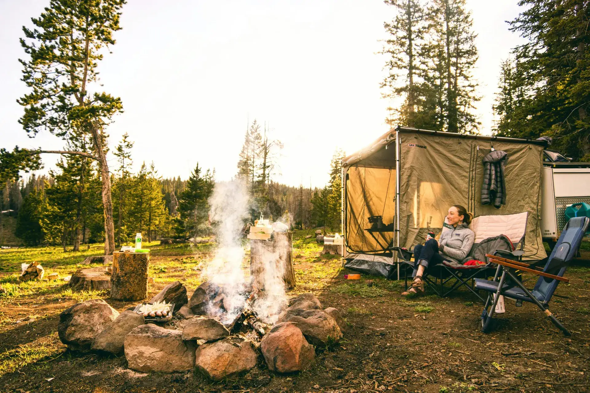 Husbil och campingmiljö som illustrerar val mellan ställplats och camping